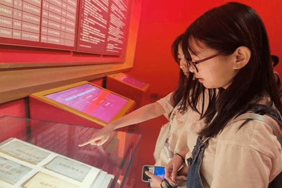 人拿着手机描述已自动生成