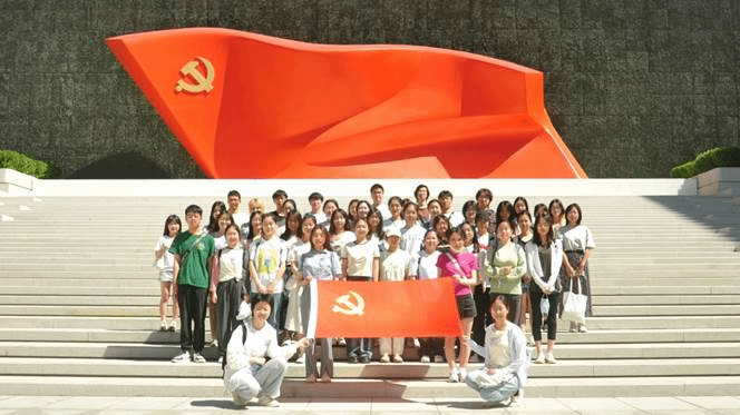 一群人站在路上描述已自动生成